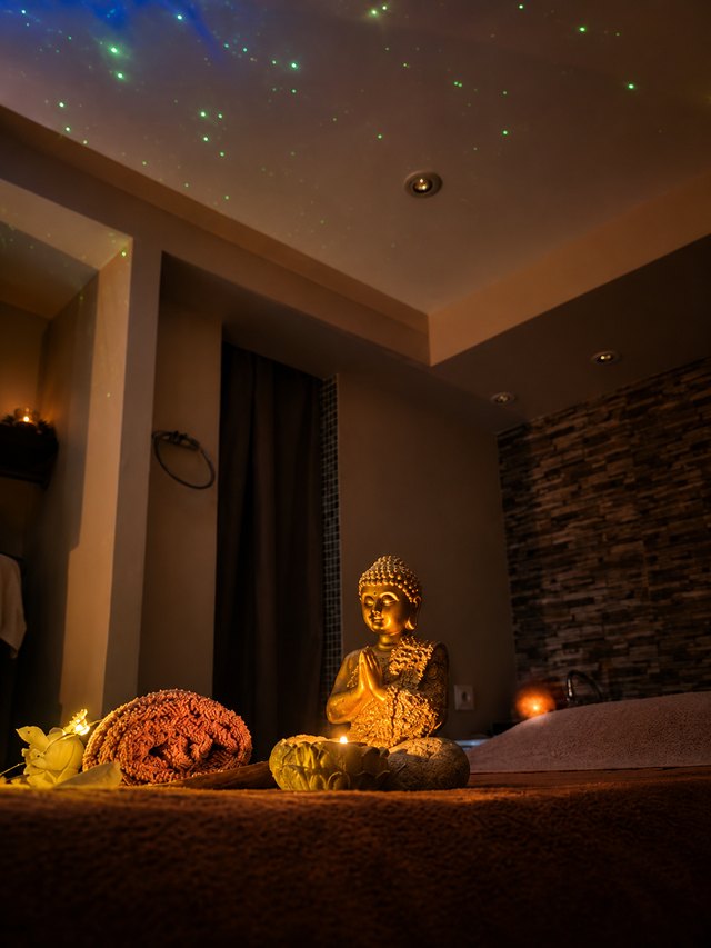 Cabine de massage cocooning, lumière tamisée et bougies, chez Coeuroline à La Seyne-sur-Mer