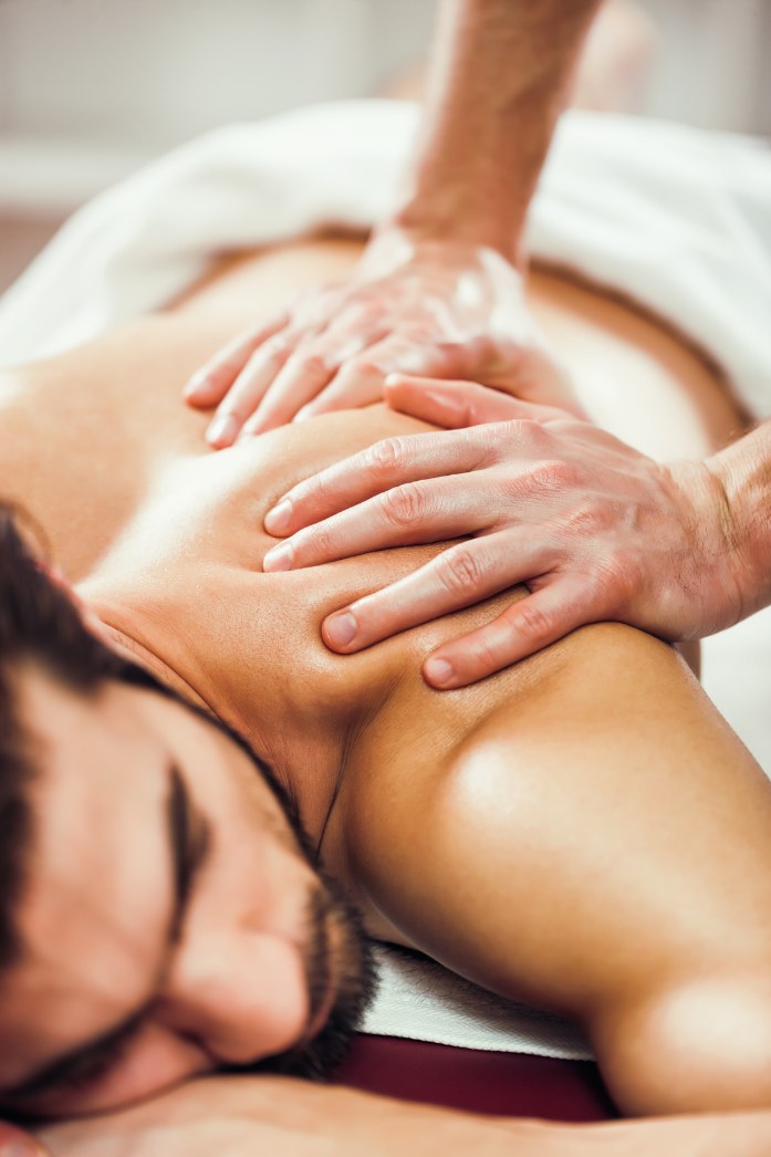 Massage des epaules lors d un soin balinais, institut Coeuroline a La Seyne-sur-Mer