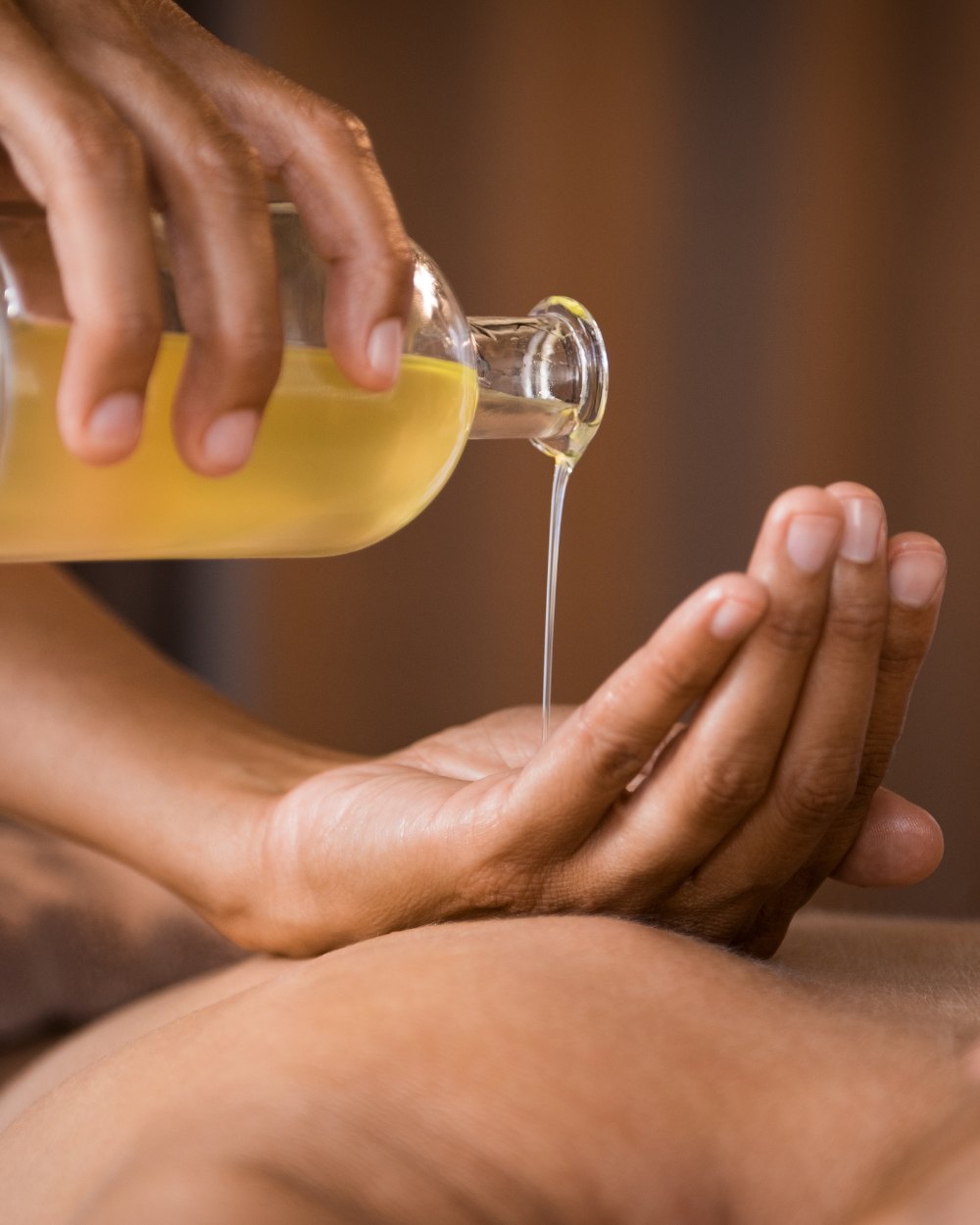 Massage californien à l huile dans une cabine de l institut Coeuroline à La Seyne-sur-Mer