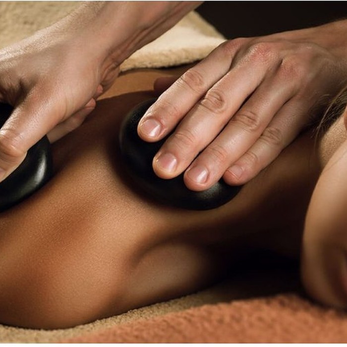 Massage aux pierres chaudes, institut Coeuroline à La Seyne-sur-Mer