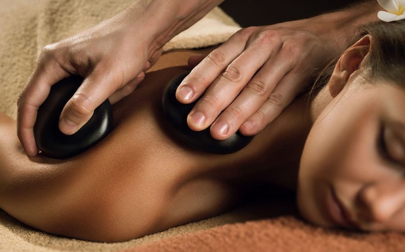 Massage aux pierres chaudes posees sur le dos, institut Coeuroline a La Seyne-sur-Mer