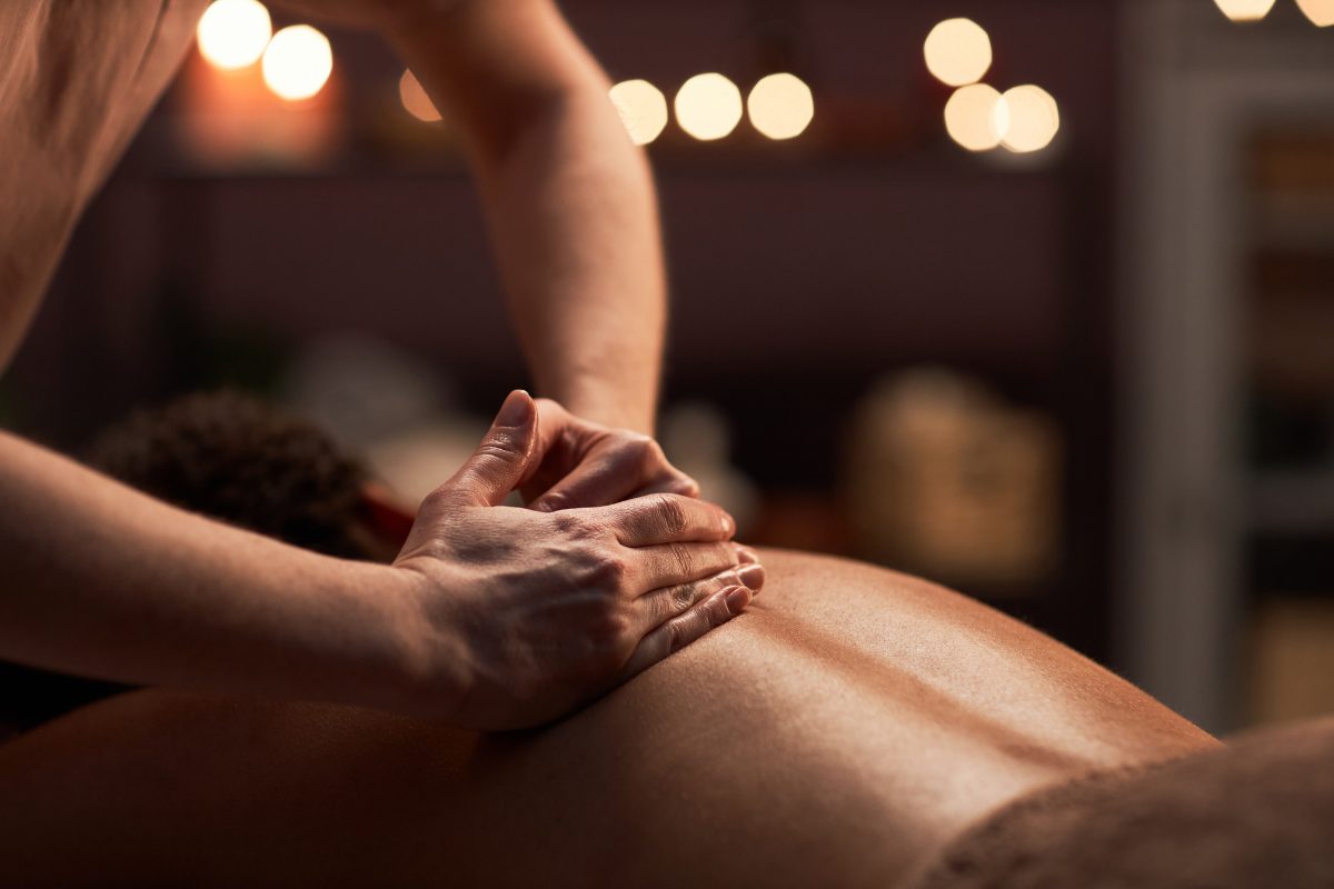 Massage relaxant du dos à l'institut Coeuroline, à La Seyne-sur-Mer