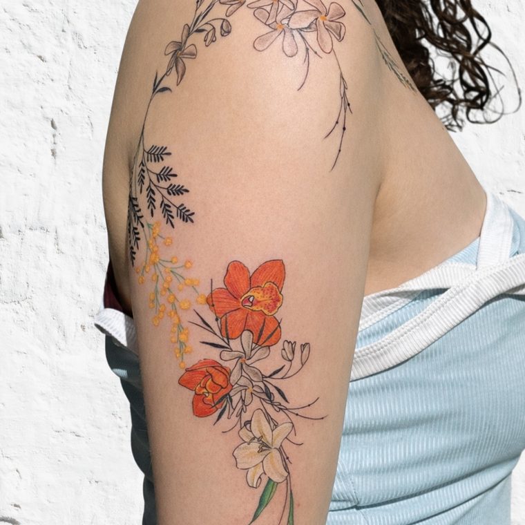 Tatouage floral en couleur (fleurs) realise par Karine du studio Kanea