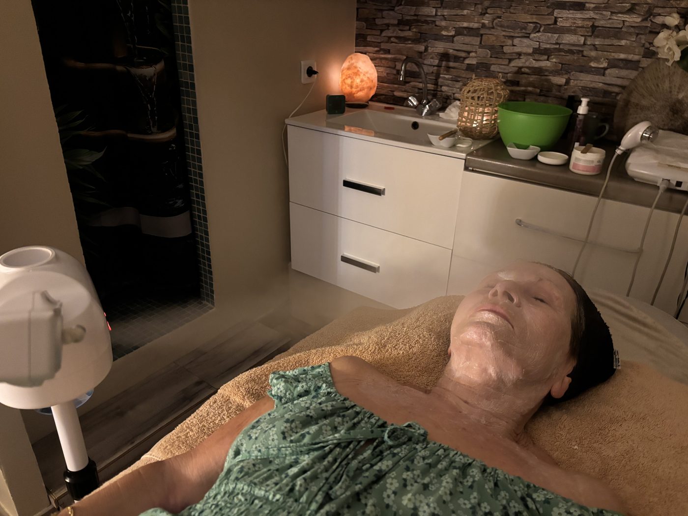 Cabine de soin du visage avec appareil à vapeur, institut Coeuroline à La Seyne-sur-Mer