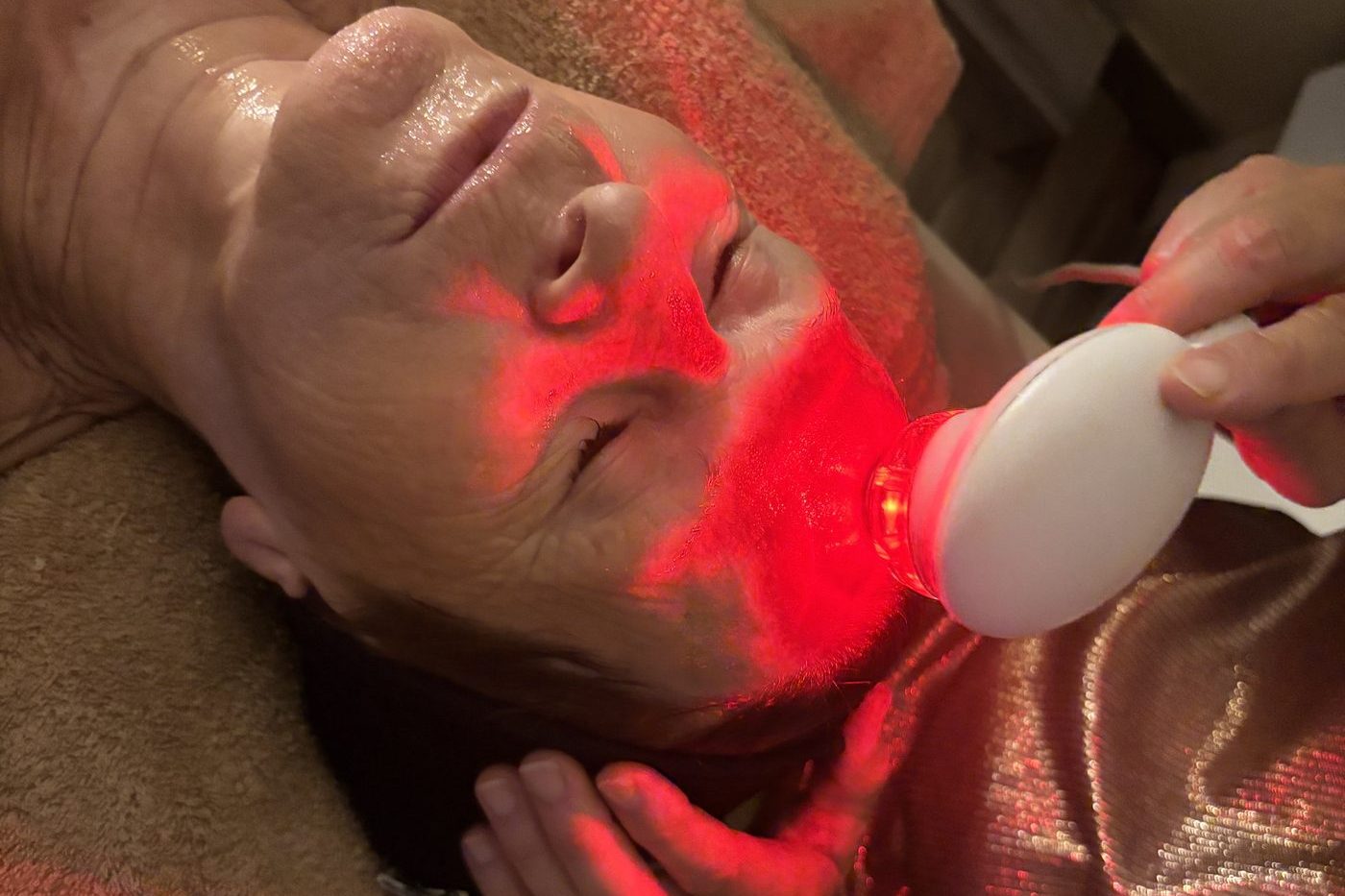 Soin du visage sous lumière LED rouge, institut Coeuroline à La Seyne-sur-Mer