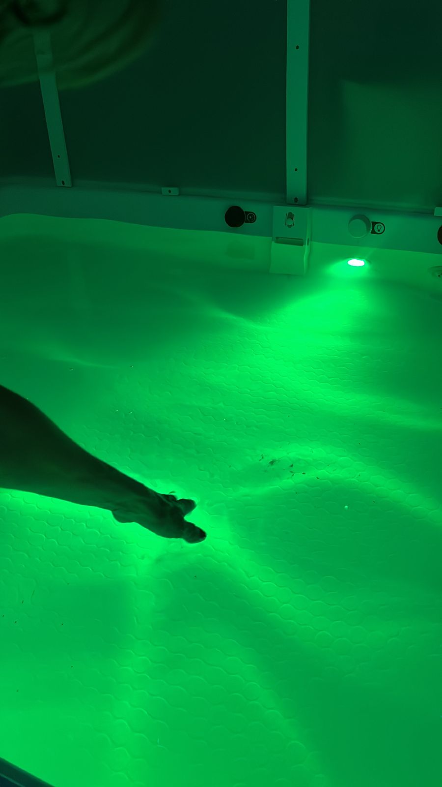 Eau du bassin de flottaison sous la lumière verte, chromothérapie, chez Coeuroline à La Seyne-sur-Mer