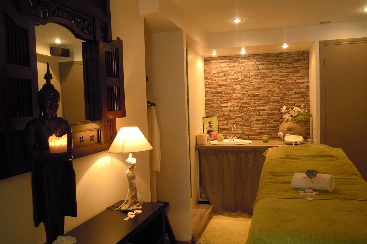 Cabine de massage avec statue de Bouddha et mur en parement, institut Coeuroline à La Seyne-sur-Mer