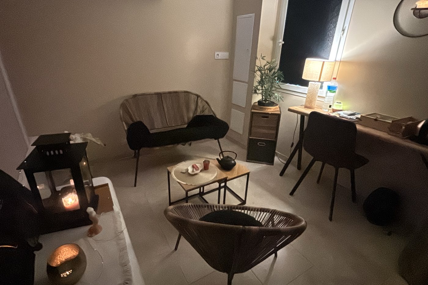 Le coin détente de l'institut Coeuroline à La Seyne-sur-Mer, accessible à la professionnelle qui loue la cabine