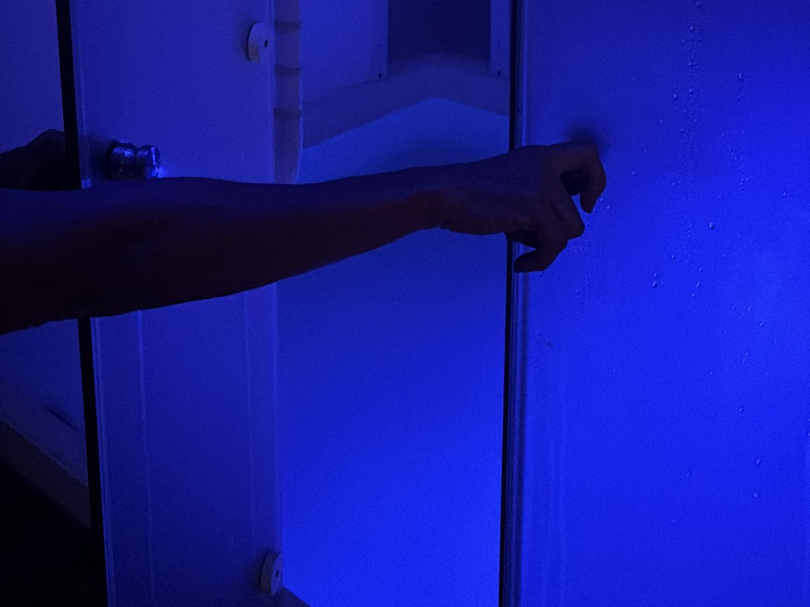Porte de la cabine de flottaison ouverte de l'intérieur, lumière bleue, Coeuroline, La Seyne-sur-Mer